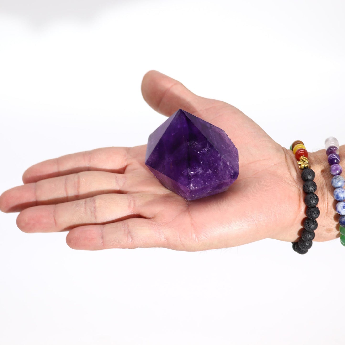 Pointe d'Améthyste Naturelle – Violet Intense (5,5 à 6,5 cm) 
Mesurant entre 5,5 et 6,5 cm, chaque pointe d'Améthyste est une pièce unique. Ozora
