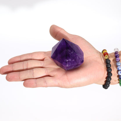 Pointe d'Améthyste Naturelle – Violet Intense (5,5 à 6,5 cm) 
Mesurant entre 5,5 et 6,5 cm, chaque pointe d'Améthyste est une pièce unique. Ozora