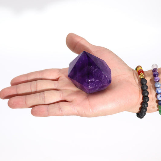 Pointe d'Améthyste Naturelle – Violet Intense (5,5 à 6,5 cm) 
Mesurant entre 5,5 et 6,5 cm, chaque pointe d'Améthyste est une pièce unique. Ozora