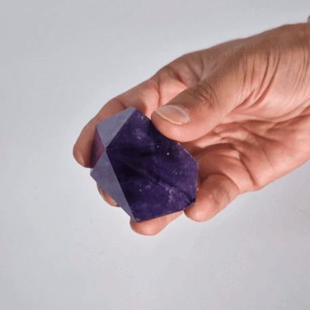 Pointe d'Améthyste Naturelle – Violet Intense (5,5 à 6,5 cm) 
Mesurant entre 5,5 et 6,5 cm, chaque pointe d'Améthyste est une pièce unique. Ozora