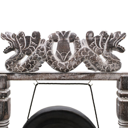 Gong artisanal noir et doré de 25 cm sur support en bois sculpté, fabriqué à la main à Bali – Ozora Création.
