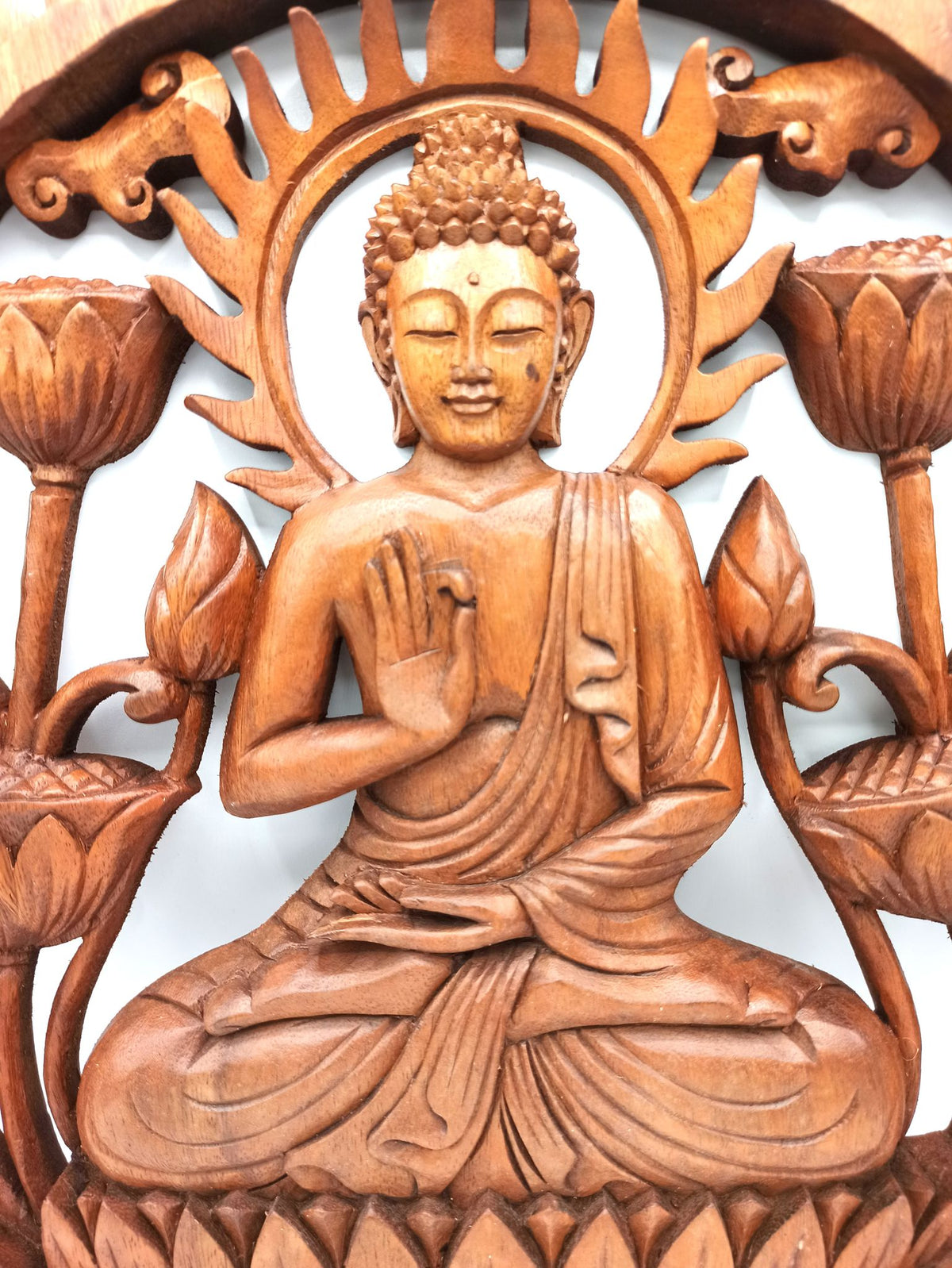 Tableau mural Bouddha et Lotus en bois de suar sculpté artisanalement. Une décoration zen et naturelle de 40 cm pour un intérieur apaisant. Ozora.