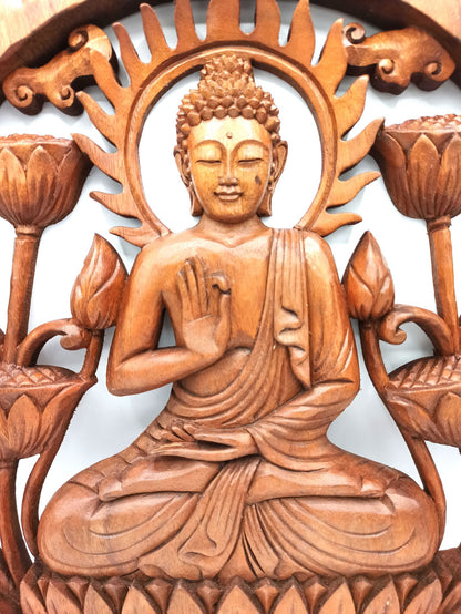 Tableau mural Bouddha et Lotus en bois de suar sculpté artisanalement. Une décoration zen et naturelle de 40 cm pour un intérieur apaisant. Ozora.