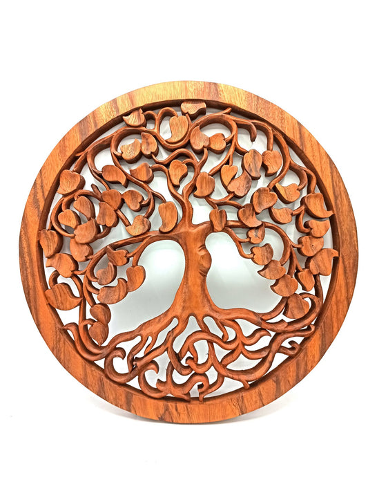 Tableau mural rond en bois de suar chantourné représentant un Arbre de Vie aux branches ornées de feuilles en forme de cœur, diamètre 40 cm. Ozora.