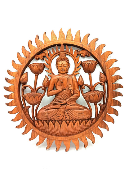 Tableau mural Bouddha et Lotus en bois de suar sculpté artisanalement. Une décoration zen et naturelle de 40 cm pour un intérieur apaisant. Ozora.