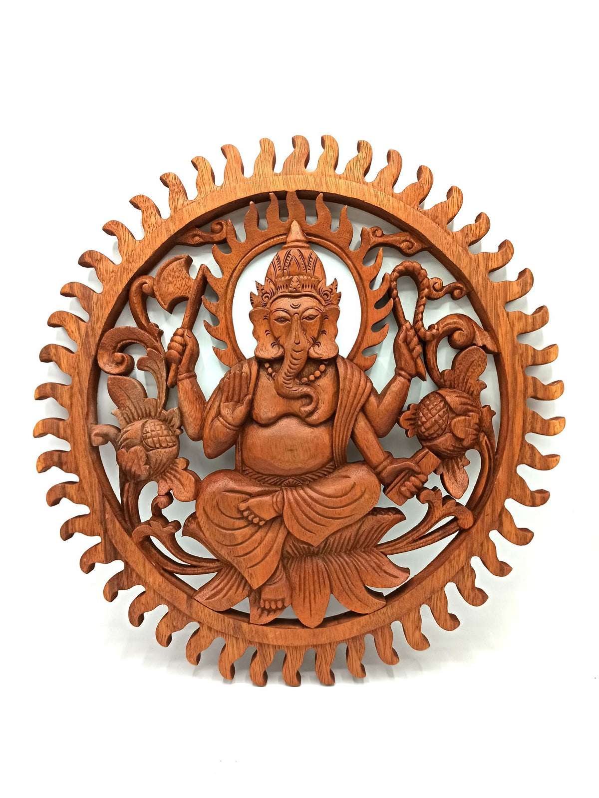 Tableau mural rond en bois de suar chantourné représentant Ganesh, divinité hindoue à tête d'éléphant, avec motifs sculptés ajourés, diamètre 40 cm. Ozora.