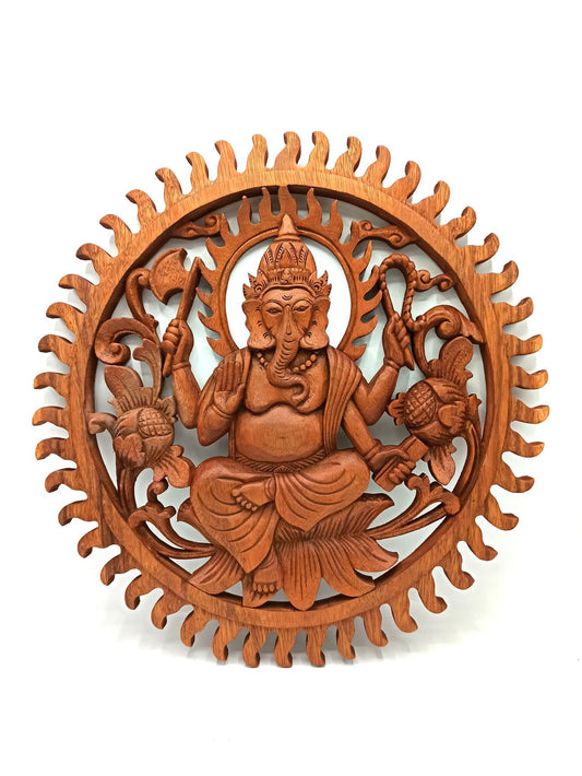 Tableau mural rond en bois de suar chantourné représentant Ganesh, divinité hindoue à tête d'éléphant, avec motifs sculptés ajourés, diamètre 40 cm. Ozora.
