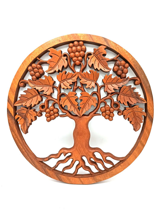 Tableau mural rond en bois de suar chantourné représentant un Arbre de Vie aux branches ornées de feuilles et de grappes de raisin, diamètre 40 cm. Ozora.