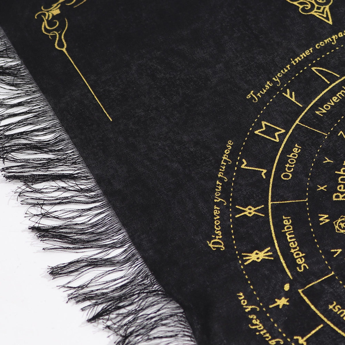Tapis de radiesthésie noir et or avec motif solaire et astrologique. Ozora