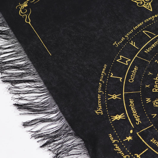 Tapis de radiesthésie noir et or avec motif solaire et astrologique. Ozora