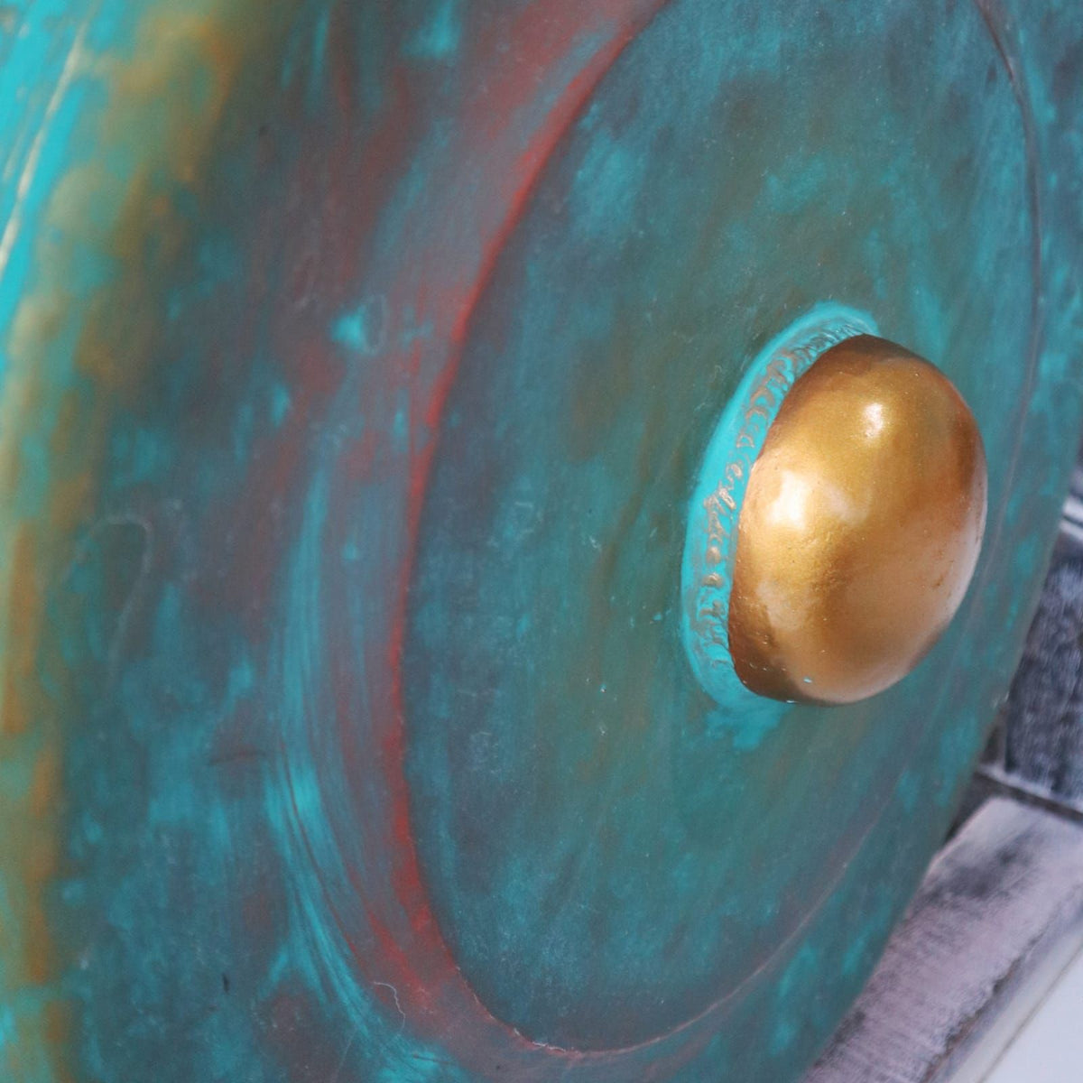 Gong artisanal vert délavé et doré de 35 cm sur support en bois d’Albasia sculpté, fabriqué à la main en Indonésie – Ozora Création