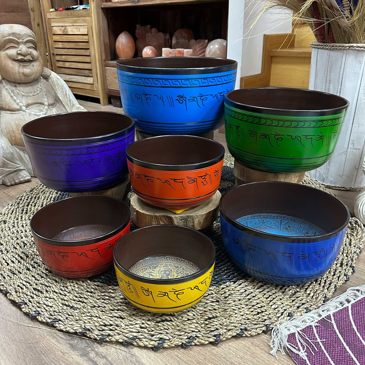 Ensemble de 7 bols tibétains artisanaux des chakras (19,5 à 35 cm). Idéal pour la méditation, le yoga, le Reiki, la sonothérapie et l'équilibre énergétique.
