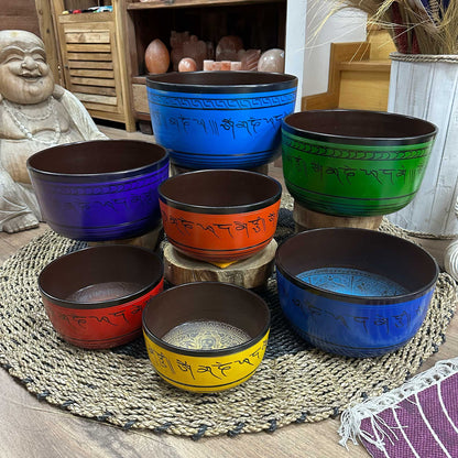 Ensemble de 7 bols tibétains artisanaux des chakras (19,5 à 35 cm). Idéal pour la méditation, le yoga, le Reiki, la sonothérapie et l'équilibre énergétique.