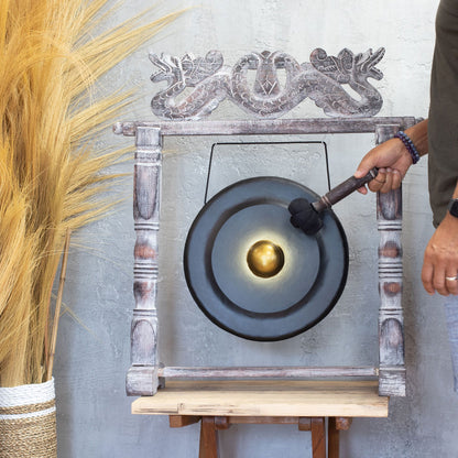 Gong artisanal noir et doré de 35 cm sur support en bois sculpté, fabriqué à la main à Bali – Ozora Création